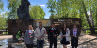 В преддверии Дня Победы сотрудники Спасского районного суда Республики Татарстан и мирового судьи судебного участка по Спасскому судебному району Республики Татарстан возложили цветы к памятнику землякам, погибшим в годы Великой Отечественной войны. - Спасский районный суд